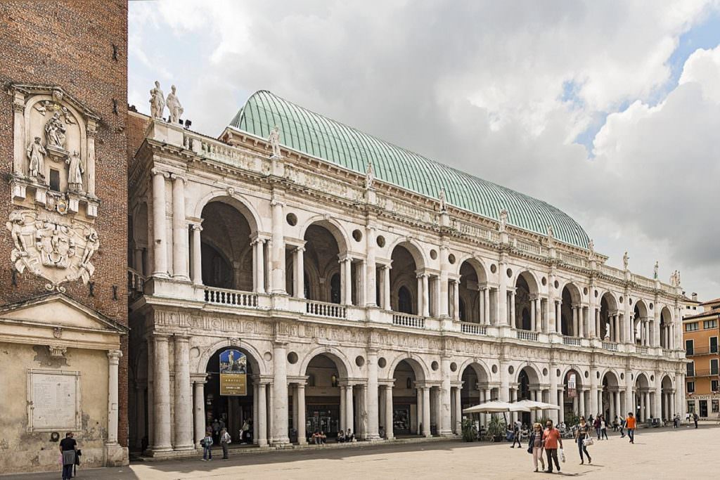 Vicenza-cosa-vedere-Basilica_Palladiana_facade_on_Piazza_dei_signori-credits-Didier-Descouens
